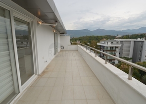 Роскошный двухуровневый пентхаус с видом на горы