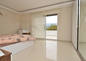 Роскошный двухуровневый пентхаус с видом на горы