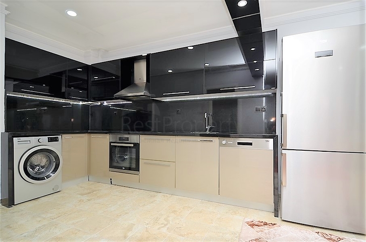 Трехкомнатная квартира на берегу Средиземного моря