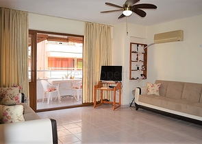 Двухкомнатная квартира через дорогу от пляжа