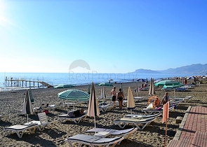 Двухкомнатная квартира через дорогу от пляжа