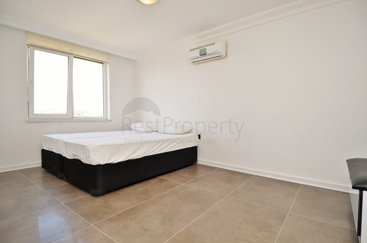 Большая вилла с камином