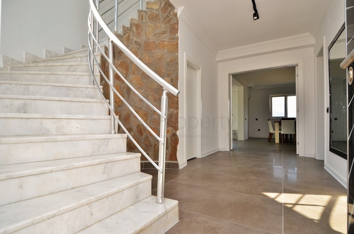 Большая вилла с камином