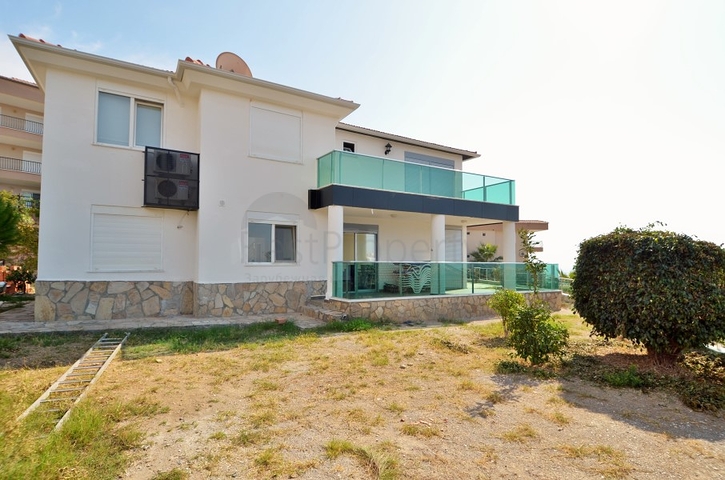 Большая вилла с камином