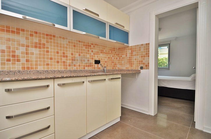 Большая вилла с камином