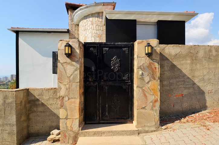 Большая вилла с камином