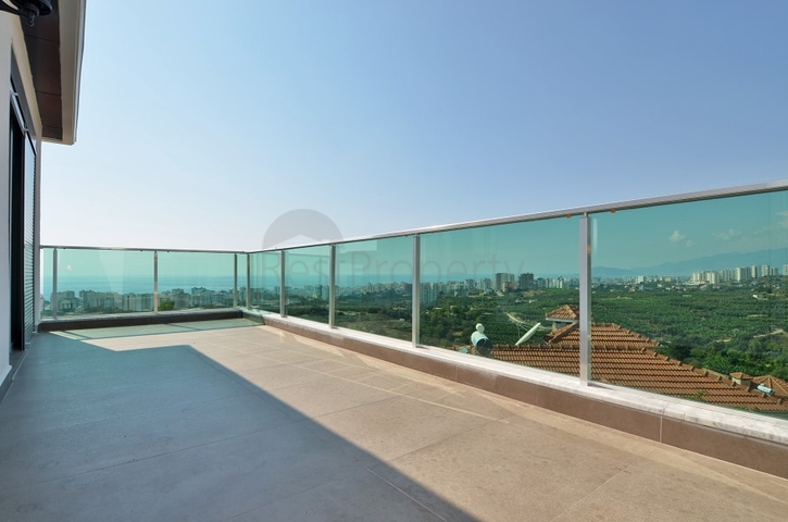 Большая вилла с камином