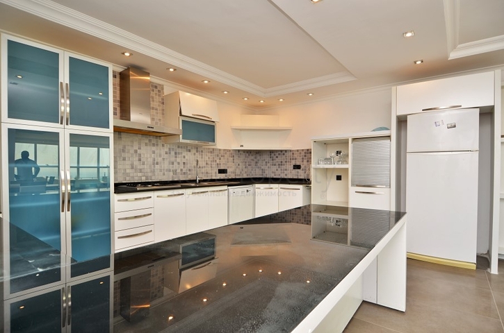 Большая вилла с камином