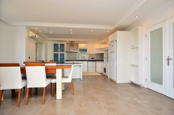 Большая вилла с камином