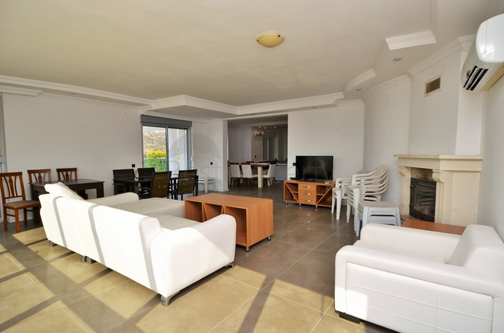 Большая вилла с камином