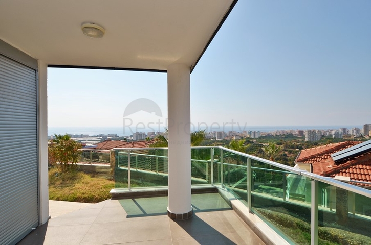 Большая вилла с камином