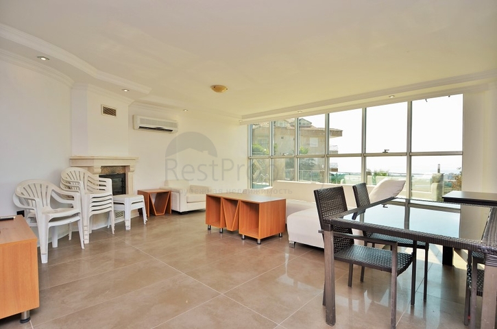 Большая вилла с камином