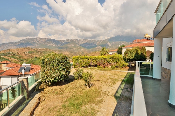 Большая вилла с камином