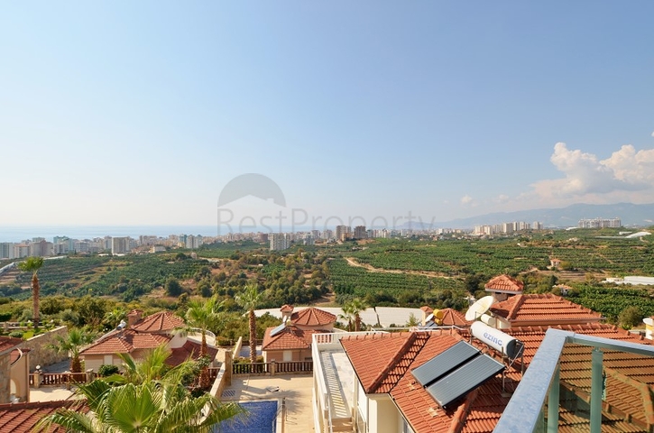 Большая вилла с камином