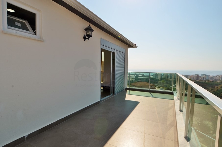 Большая вилла с камином