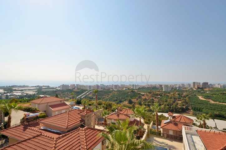 Большая вилла с камином