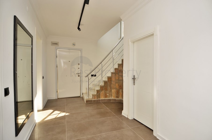 Большая вилла с камином