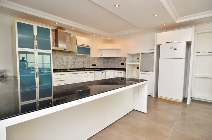 Большая вилла с камином