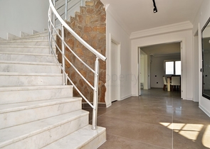 Большая вилла с камином