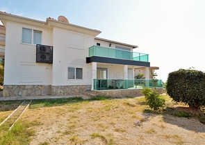 Большая вилла с камином