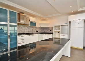 Большая вилла с камином