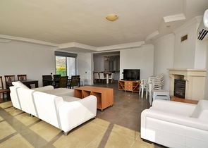 Большая вилла с камином