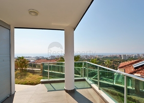 Большая вилла с камином