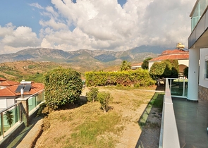 Большая вилла с камином