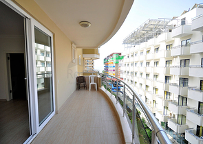 Меблированная квартира 2+1 с отдельной кухней через дорогу от пляжа