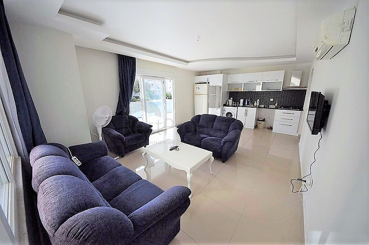 Трехкомнатная, меблированная квартира в хорошем комплексе