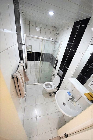 Трехкомнатная, меблированная квартира в хорошем комплексе