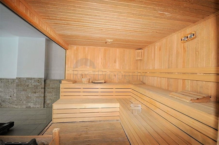 Трехкомнатная, меблированная квартира в хорошем комплексе