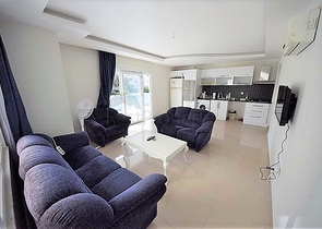 Трехкомнатная, меблированная квартира в хорошем комплексе