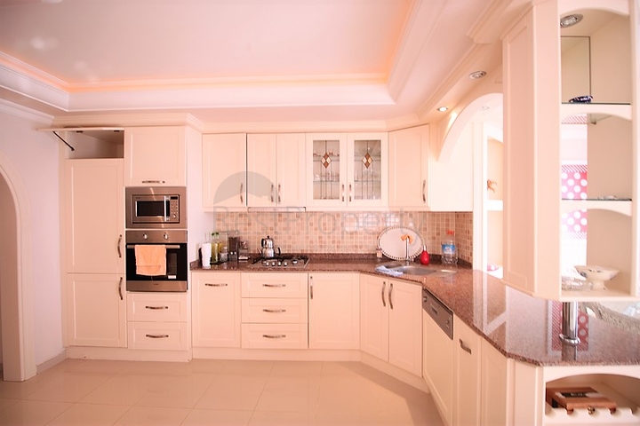 Трехкомнатная квартира рядом с морем