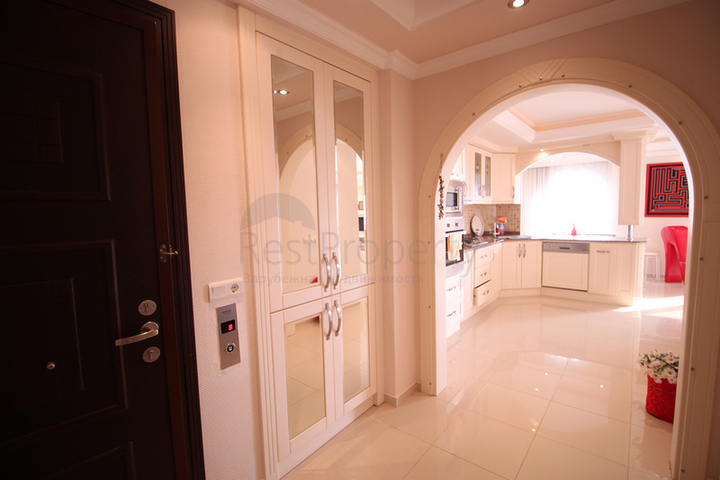 Трехкомнатная квартира рядом с морем