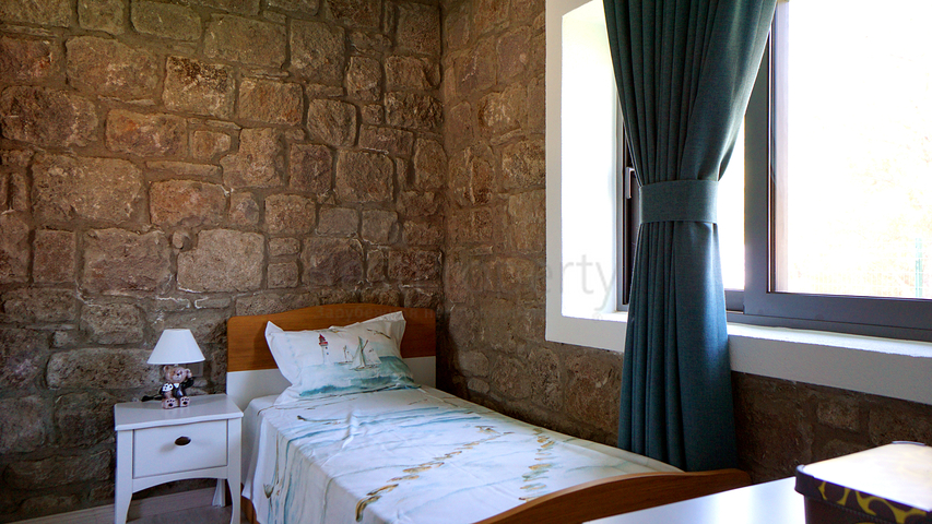 Продается 4-х комнатный дом из натурального камня