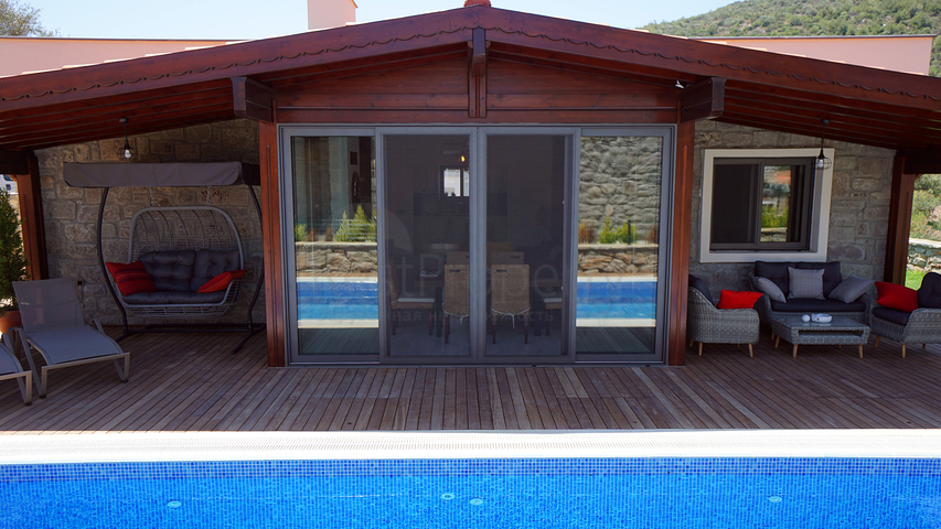 Продается 4-х комнатный дом из натурального камня