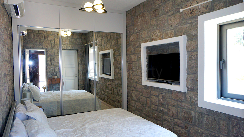 Продается 4-х комнатный дом из натурального камня