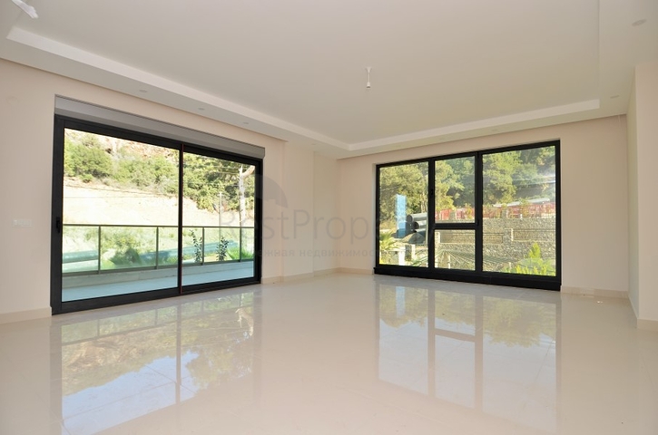 Большая четырехкомнатная квартира в комплексе с собственным пляжем