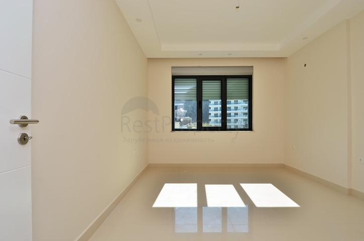 Большая четырехкомнатная квартира в комплексе с собственным пляжем