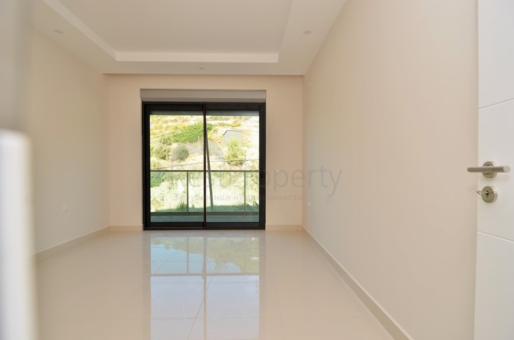 Большая четырехкомнатная квартира в комплексе с собственным пляжем