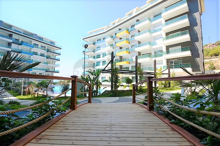 Большая четырехкомнатная квартира в комплексе с собственным пляжем