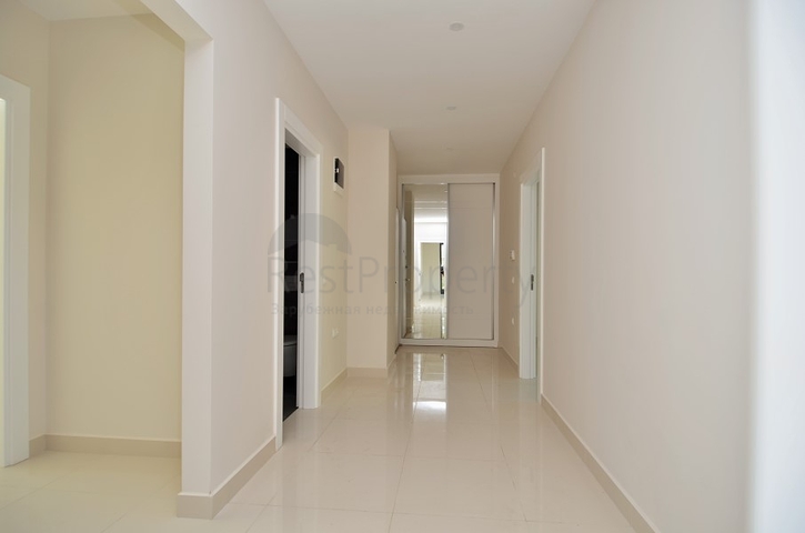 Большая четырехкомнатная квартира в комплексе с собственным пляжем