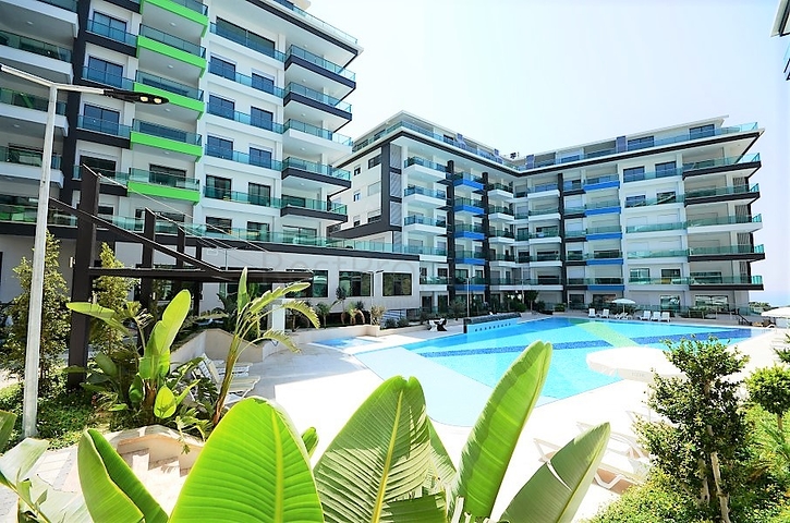 Большая четырехкомнатная квартира в комплексе с собственным пляжем