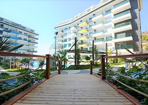 Большая четырехкомнатная квартира в комплексе с собственным пляжем