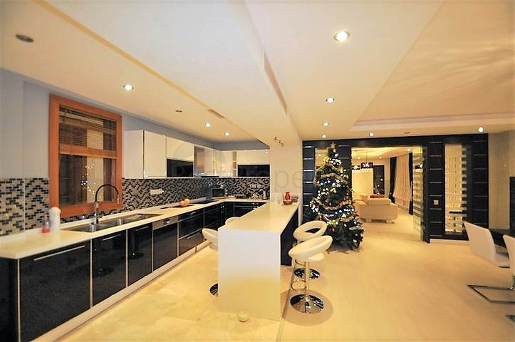 Трёхэтажная вилла c собственным бассейном