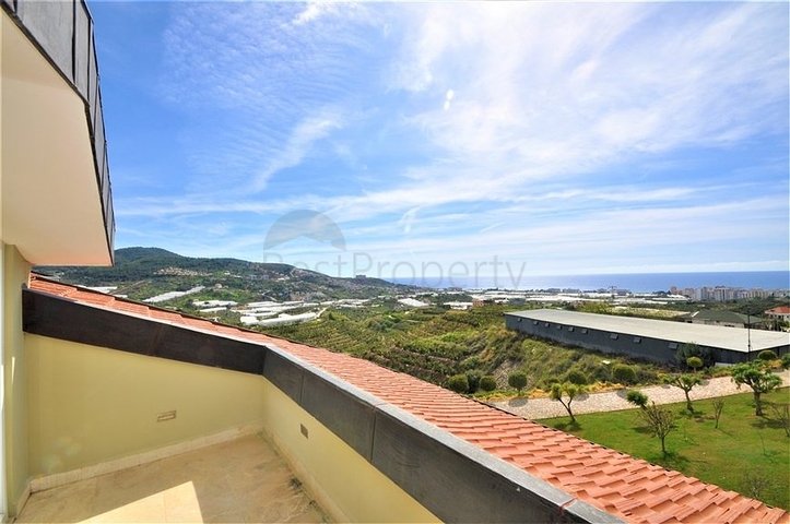 Трёхэтажная вилла c собственным бассейном