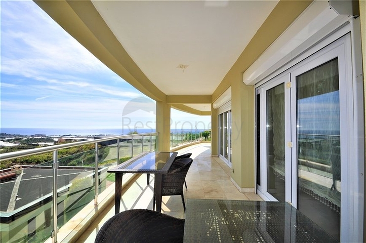 Трёхэтажная вилла c собственным бассейном