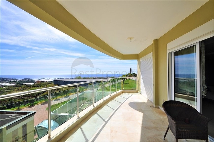 Трёхэтажная вилла c собственным бассейном