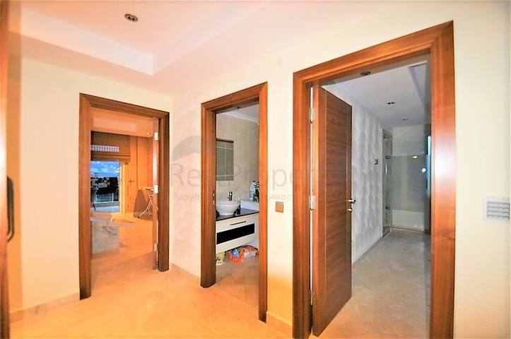 Трёхэтажная вилла c собственным бассейном